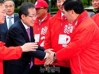 [포토] 당원과 악수나누는 홍준표