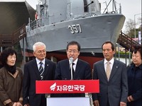 [포토] 연평해전 참수리호 찾은 홍준표