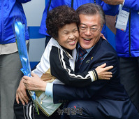 [포토] 원주 지지자와 포옹하는 문재인