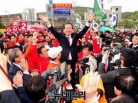 [포토] 용인 중앙시장서 만세하는 홍준표