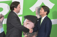 [포토] 악수 나누는 안철수 후보와 마크네퍼 주한 미대사 대리