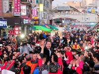 [포토] 수원 지동시장서 손흔드는 홍준표