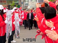 [포토] 환호속 입장하는 홍준표