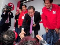 [포토] 지지자와 악수 나누는 홍준표