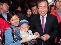 [포토] 용인 중앙시장서 아이 손잡은 홍준표