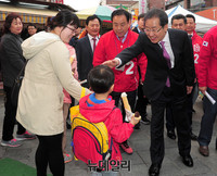 [포토] 용인집중유세, 머리 쓰다듬는 홍준표