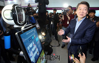 [포토] 인공지능 로봇 작동해 보는 안철수 후보