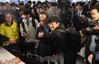 [포토] 참석자들과 인사 나누는 국민의당 안철수 후보