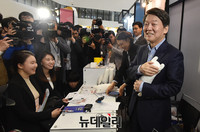 [포토] 인형 선물에 웃어 보이는 안철수 후보