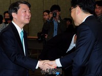 [포토] 편집인협회 세미나, 악수하는 안철수