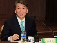 [포토] 질문에 답하는 안철수 후보