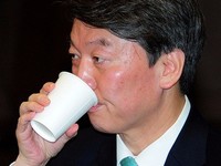 [포토] 물 마시는 안철수