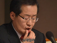 [포토] 입술 만지는 자유한국당 홍준표 후보