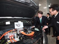 [포토] 친환경자동차 둘러보는 안철수