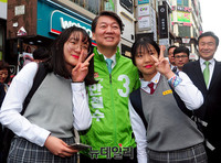 [포토] 울산유세, 학생들과 사진찍는 안철수