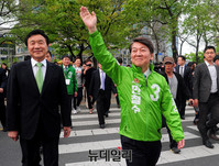 [포토] 길건너며 손흔드는 안철수