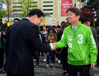 [포토] 울산유세, 시민과 악수하는 안철수