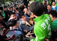 [포토] 시민들에게 둘러싸인 안철수