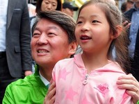 [포토] 아이와 사진찍는 안철수