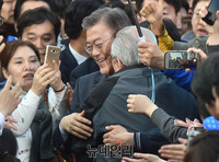 [포토] 지지들과 포옹하는 문재인 더불어민주당 대선 후보