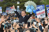 [포토] 손들어 인사하는 문재인 더불어민주당 대선후보