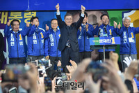 [포토] 지지자들에게 손들어 인사하는 문재인 후보