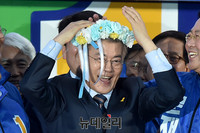 [포토] 화관 쓴 문재인 더불어민주당 대선후보