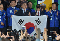 [포토] 태극기 선물받은 문재인 후보