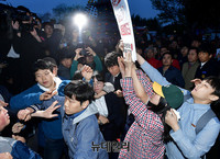 [포토] 홍준표 경주 찾은 유세장에 좌파단체 기습피켓 시위