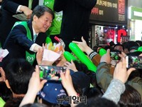 [포토] 부산 시민들과 악수하는 안철수