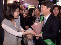 [포토] 부산유세, 꽃집 찾은 안철수