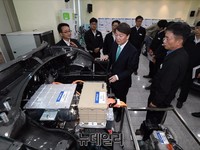 [포토] 친환경자동차 설명듣는 안철수