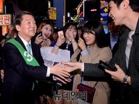 [포토] 부산유세, 악수하는 안철수 후보