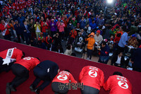 [포토] 경북 경주역서 큰절 올리는 홍준표 후보