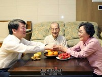 [포토] 본가 찾아 담소나누는 안철수