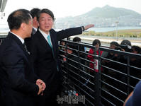 [포토] 북항재개발현장 둘러보는 안철수