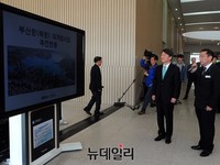 [포토] 북항재개발현장 브리핑듣는 안철수
