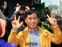 [포토] 안철수 창원유세서 사진찍는 시민