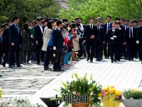 [포토] 노무현 묘역 찾은 안철수 후보