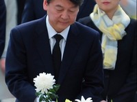 [포토] 노무현묘역참배, 헌화하는 안철수