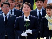 [포토] 노무현묘역참배, 하늘보는 안철수