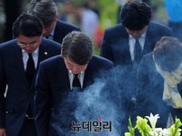 [포토] 노무현묘역참배, 묵념하는 안철수