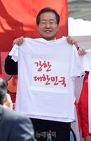 [포토] 홍준표세탁기 퍼포먼스 펼친 홍준표 후보