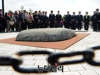 [포토] 노무현묘역참배, 너럭바위 앞에선 안철수