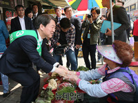 [포토] 창원유세, 상인과 악수하는 안철수