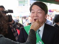 [포토] 창원유세, 꽈배기 먹는 안철수