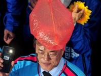 [포토] 쓰레기봉투 머리에 쓴 문재인