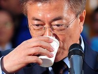 [포토] 물 마시는 문재인 후보