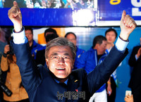 [포토] 부산시민 향해 만세하는 문재인