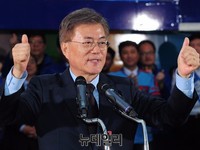 [포토] 부산시민 향해 엄지로 화답하는 문재인